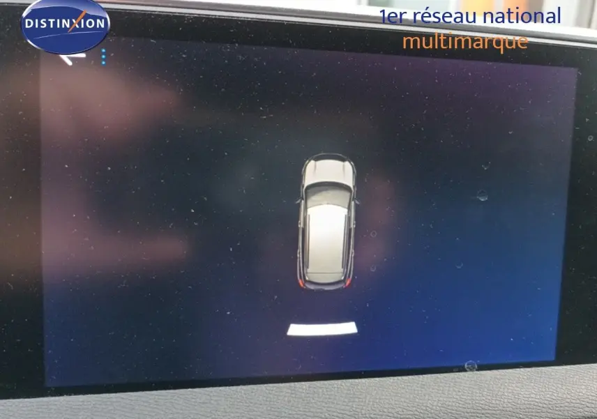 Vue aérienne du Peugeot 3008 rouge foncé métal affichée sur l'écran de la console centrale.