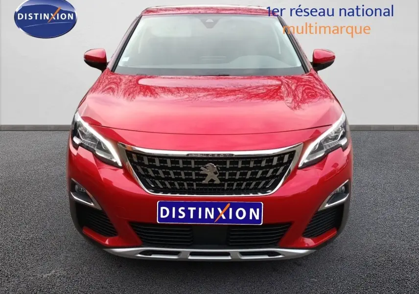 Vue frontale d'un Peugeot 3008 rouge foncé métallisé avec calandre distinctive et phares LED allumés.