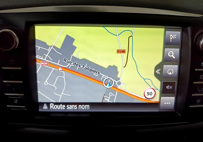 Écran tactile du système de navigation 7 pouces de la Toyota Yaris 1.5 Hybrid, affichant une carte routière.