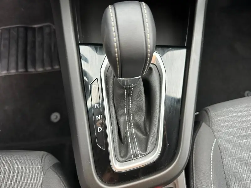 Le levier de vitesses automatique noir avec surpiqûres blanches dans l'habitacle d'une Renault Arkana 2025.