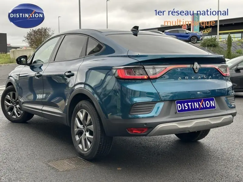 Vue 3/4 arrière droite d'un Renault Arkana bleu Zanzibar 2025 avec feux arrière LED et toit plongeant.
