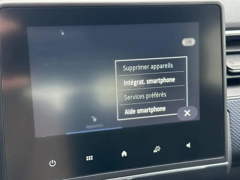 Écran tactile central du Renault Arkana 2025 montrant le menu d'intégration smartphone dans l'habitacle.