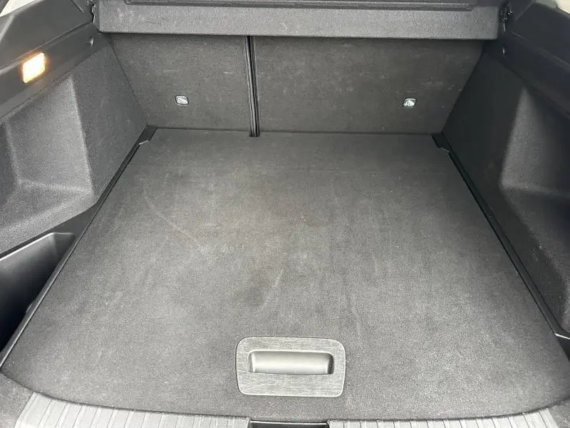 Coffre vide vu de dessus du Renault Arkana 2025, intérieur noir avec éclairage latéral à gauche.