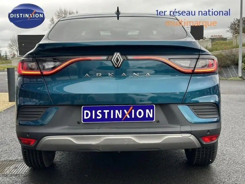 Vue arrière d'un Renault Arkana bleu Zanzibar 2025 avec feux LED en bandeau et logo Renault central lumineux.