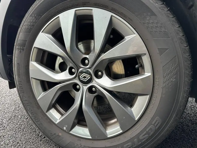 Gros plan sur la jante alliage grise du Renault Arkana 2025, modèle 1.3 TCe 140ch mild hybrid, avec pneu Ecsta.