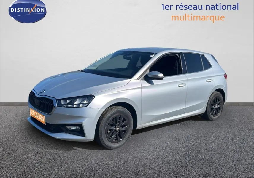 Vue 3/4 avant droite d'une Skoda Fabia 2025 gris argent Reflex Silver avec jantes noires et calandre noire.