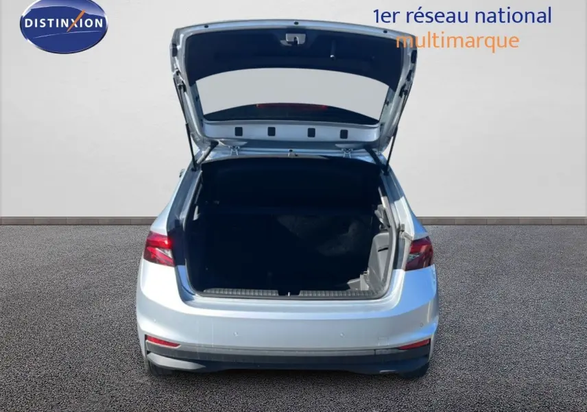 Vue arrière d'une Skoda Fabia 2025 Reflex Silver Metal avec coffre ouvert, montrant l'espace de chargement.