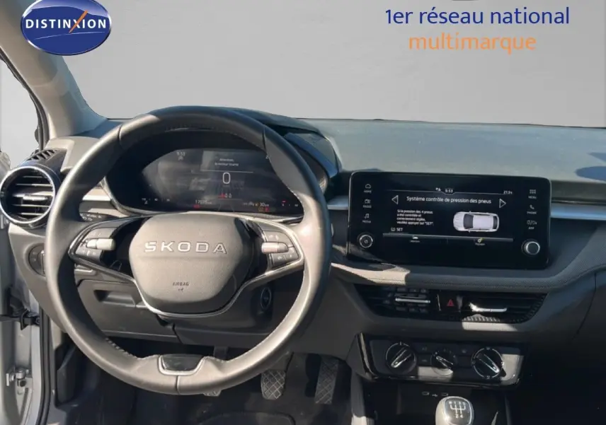 Vue intérieure centrée sur le volant Skoda Fabia Reflex Silver, tableau de bord digital et écran tactile multifonction.
