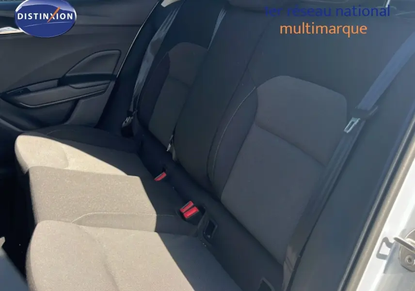 Vue intérieure du siège arrière côté droit d'une Skoda Fabia 2025 en tissu gris, avec ceinture de sécurité visible.