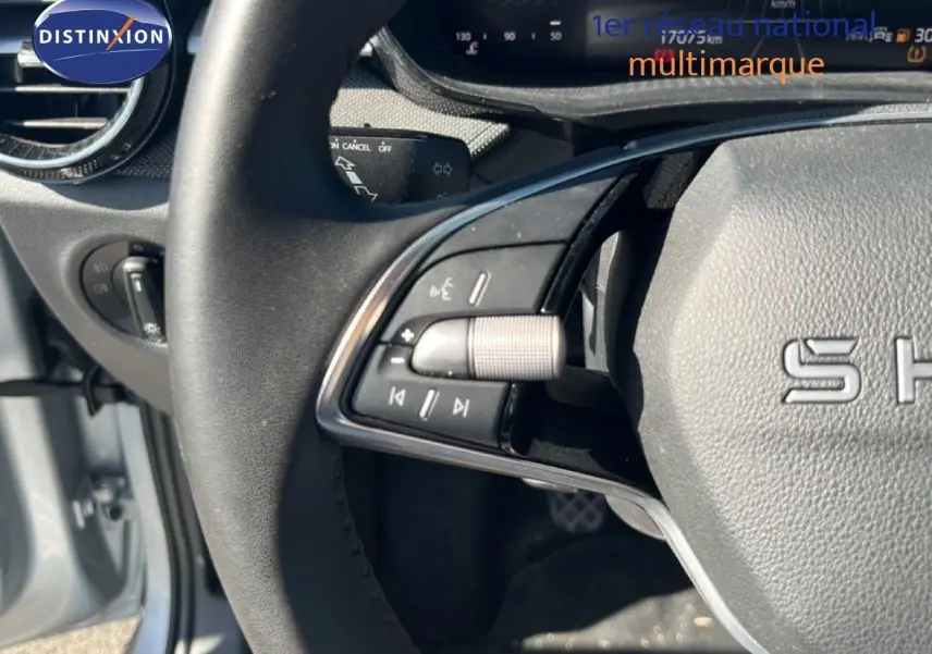 Gros plan sur le volant multifonction noir de la Skoda Fabia 2025 en Reflex Silver Metal, avec commandes audio intégrées.