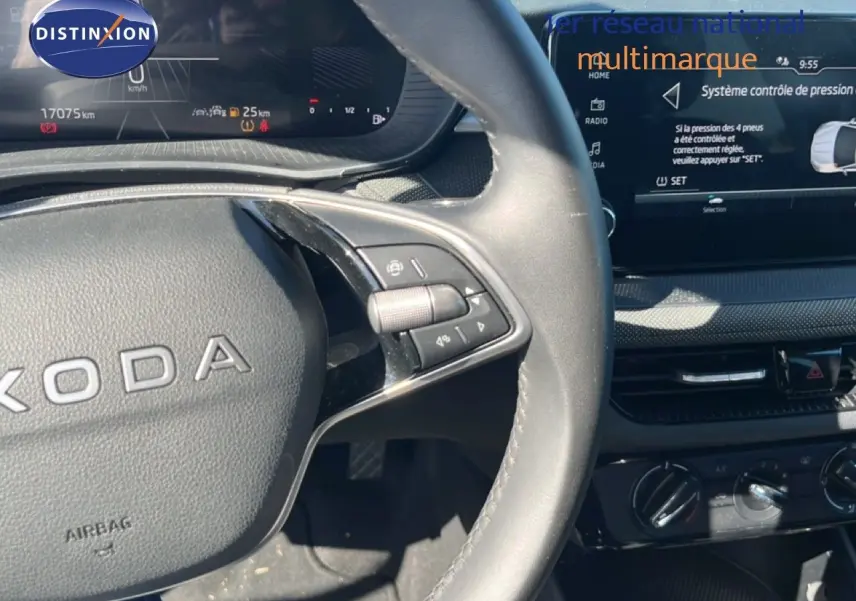 Vue rapprochée du volant noir et du tableau de bord digital d'une Skoda Fabia 2025 en Reflex Silver Metal.