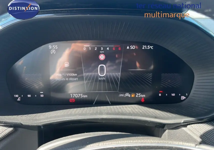 Tableau de bord numérique de la Skoda Fabia 2025 en Reflex Silver, affichant 0 km/h et 17 075 km au compteur.