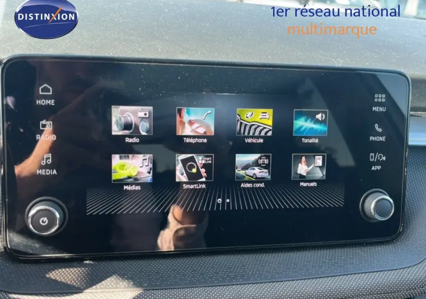 Écran tactile central du tableau de bord d'une Skoda Fabia 2025 en Reflex Silver, affichant le menu multimédia.