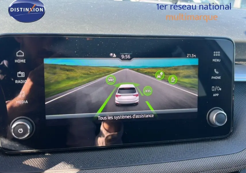 Écran central montrant l'assistance à la conduite d'une Skoda Fabia 2025 en Reflex Silver, vue arrière virtuelle.