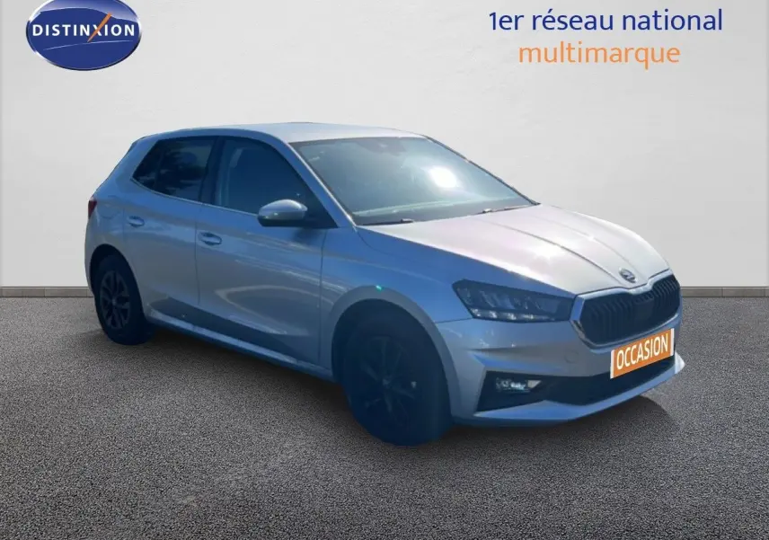 Vue 3/4 avant d'une Skoda Fabia 1.0 TSI 95CH Selection en argent Reflex Silver Metal avec jantes noires.