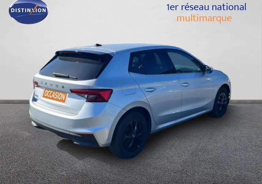Vue 3/4 arrière droite d'une Skoda Fabia 2025 en Reflex Silver Metal avec jantes noires et vitres teintées.