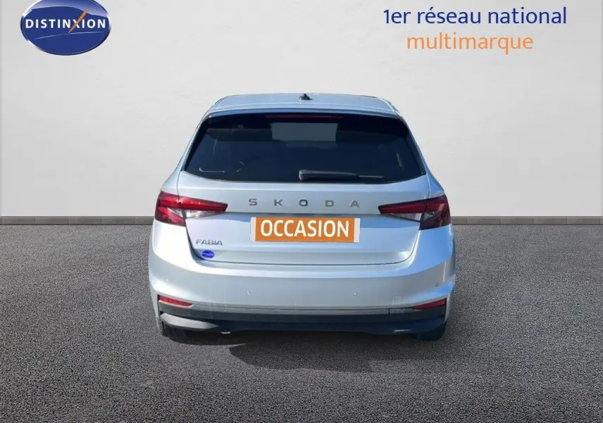Vue arrière d'une Skoda Fabia 2025 en argent Reflex Silver Metal avec logo et plaque "OCCASION" visible.