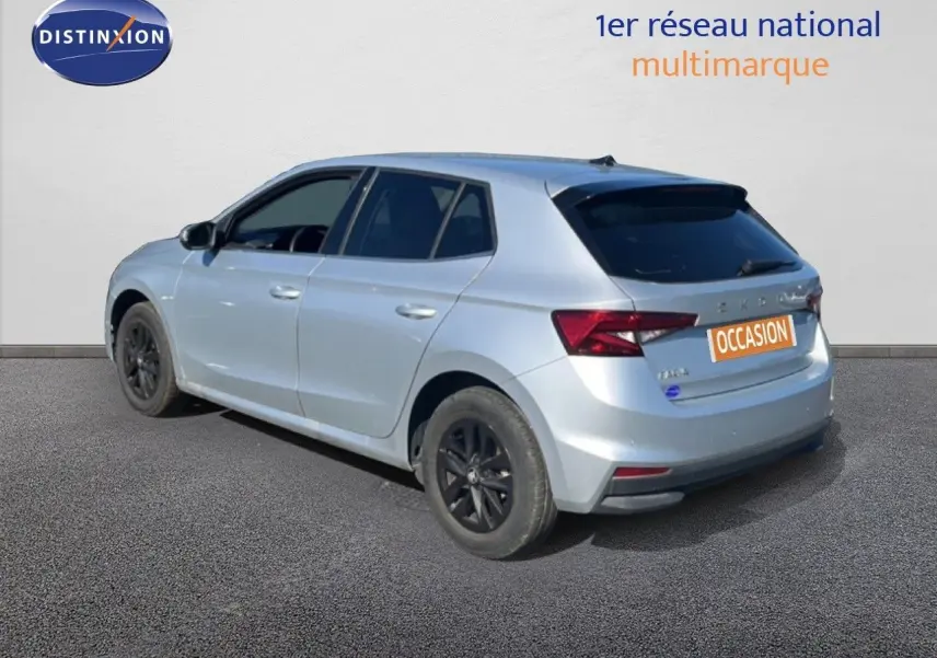 Vue 3/4 arrière droite d'une Skoda Fabia 2025 gris argenté avec jantes noires et vitres teintées.