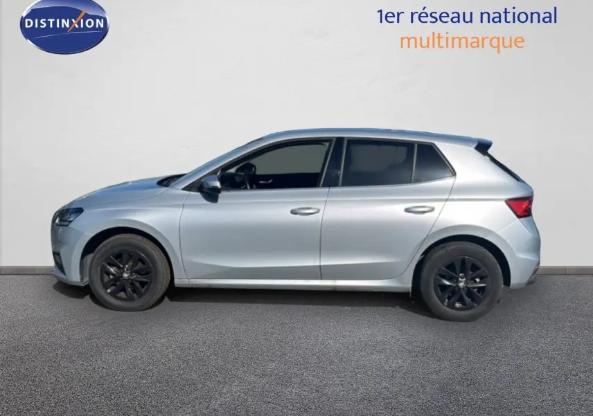 Vue de profil côté gauche d'une Skoda Fabia 2025 gris argenté avec jantes noires et vitres teintées.