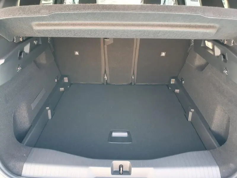 Coffre ouvert vu de l'arrière du Citroën C5 Aircross 2026, intérieur spacieux et revêtement noir.