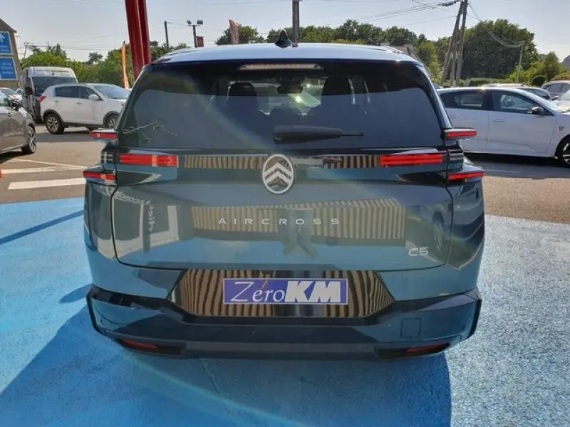 Vue arrière d'un Citroën C5 Aircross 2026 vert Astoria avec feux arrière LED horizontaux et lunette arrière teintée.