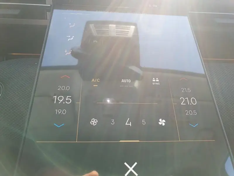 Écran tactile de la climatisation bi-zone du Citroën C5 Aircross vert Astoria, affichage des températures et ventilateur.