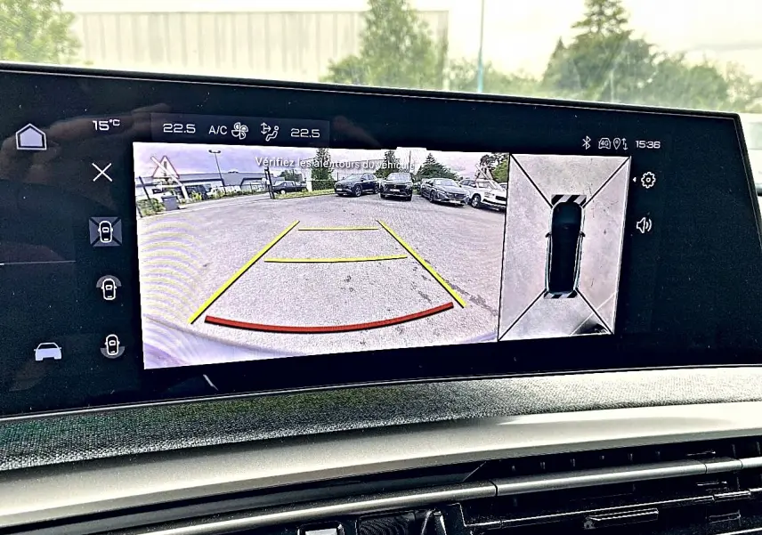 Écran tactile intérieur du Peugeot 3008 bleu 2025 montrant la caméra de recul et la vue 360° du véhicule.