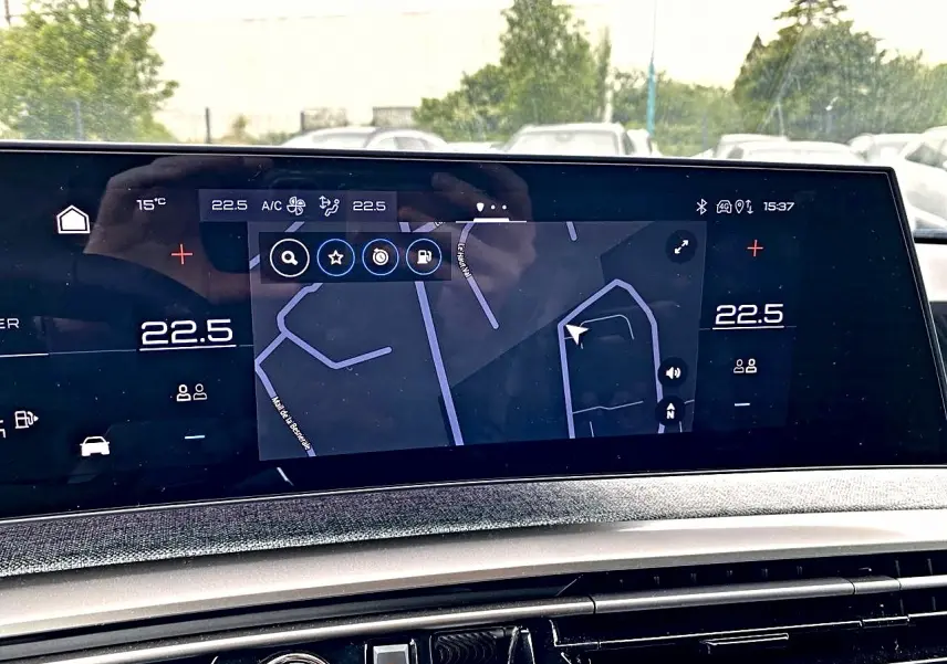 Écran tactile central du tableau de bord du Peugeot 3008 bleu, affichant la navigation et la climatisation à 22,5°C.