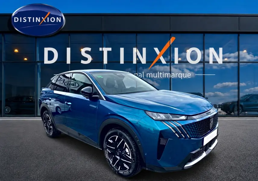 Peugeot 3008 bleu 3/4 avant droit avec calandre distinctive et jantes alliage noires devant showroom Distinxion.