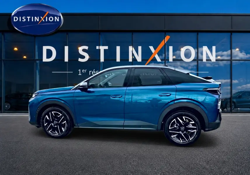 Peugeot 3008 bleu en profil droit, avec toit noir et jantes alliage distinctives, devant vitrine Distinxion.