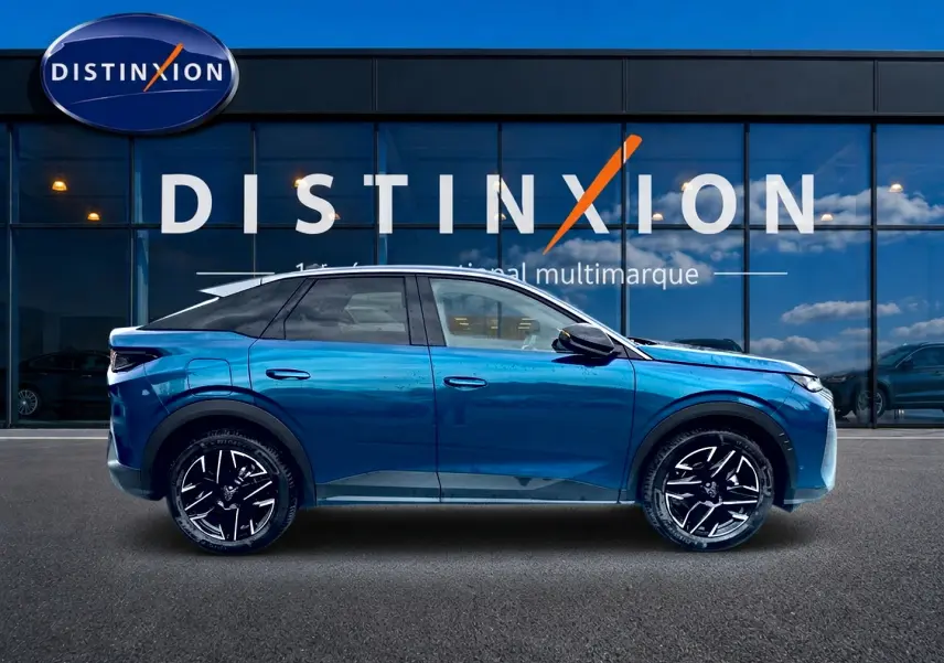 Profil côté gauche du Peugeot 3008 bleu 2025 avec jantes alliage noires et toit noir devant une vitrine Distinxion.