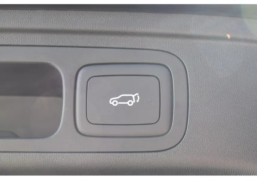 Bouton intérieur noir avec symbole blanc d'ouverture de hayon sur MG Motor EHS 1.5 Hybrid+ 224 ch Luxury.