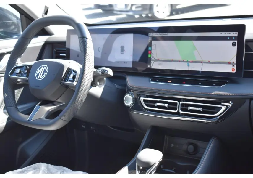 Vue intérieure côté conducteur du MG Motor EHS 1.5 Hybrid+ 224 ch Luxury noir, avec écran tactile panoramique et volant multifonction.