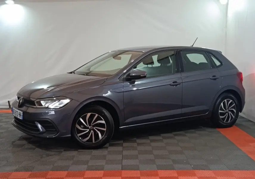 Volkswagen Polo 1.0 TSI 95 Life Plus gris foncé vue de profil côté gauche en intérieur avec jantes distinctives.