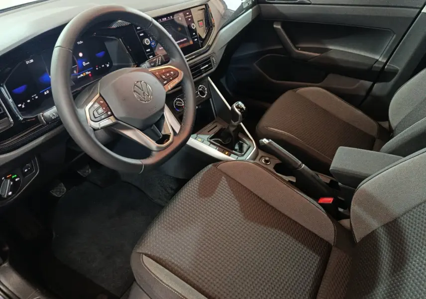 Vue intérieure côté conducteur du Volkswagen Polo 1.0 TSI 95 Life Plus avec volant cuir, tableau de bord digital et boîte manuelle.