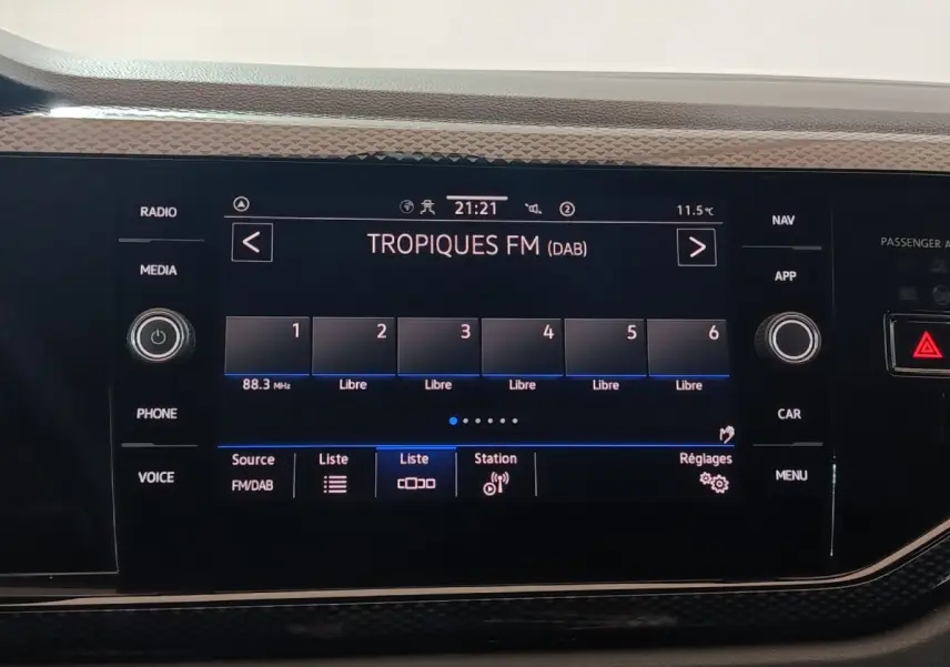 Écran tactile central de la Volkswagen Polo 2025 affichant la radio FM en mode nuit, avec commandes autour.