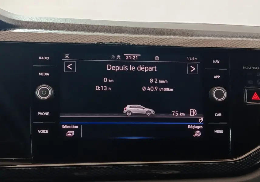 Écran tactile central affichant les données de trajet avec illustration latérale grise de la Volkswagen Polo 1.0 TSI 95 Life Plus.