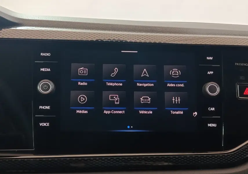 Écran tactile central 8 pouces du Volkswagen Polo 2025 affichant les options radio, navigation et aides à la conduite.