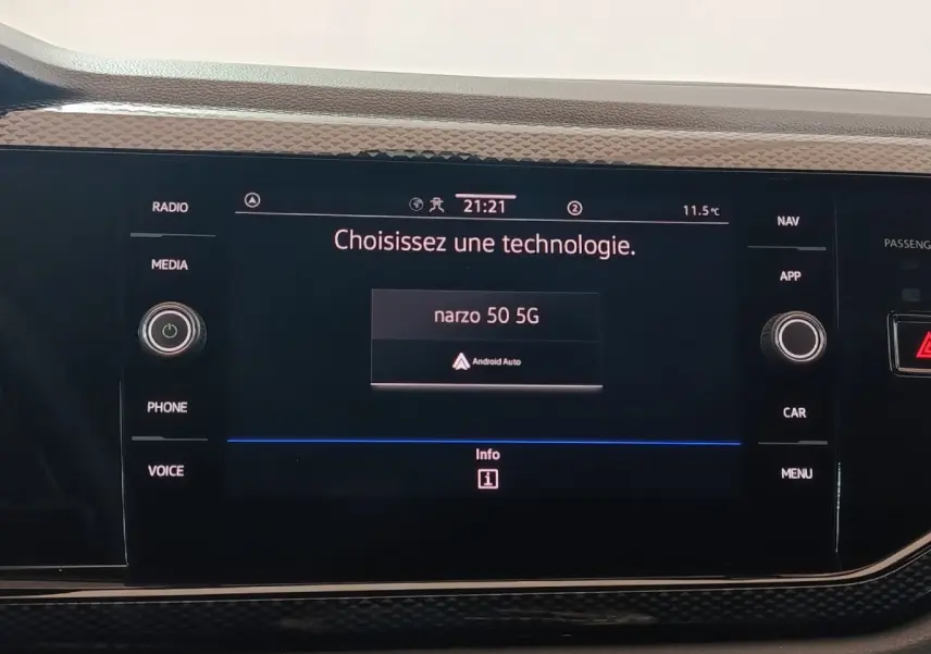 Écran tactile central 8 pouces du tableau de bord de la Volkswagen Polo gris foncé, affichant Android Auto.