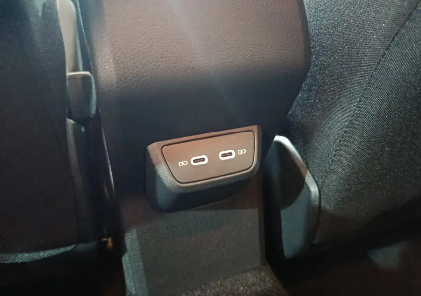 Prise USB double vue en gros plan à l'arrière des sièges d'une Volkswagen Polo gris foncé 2025.