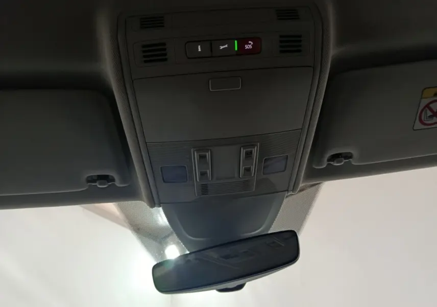 Vue intérieure du plafond avant de la Volkswagen Polo 2025 avec commandes d'appel d'urgence et rétroviseur central.