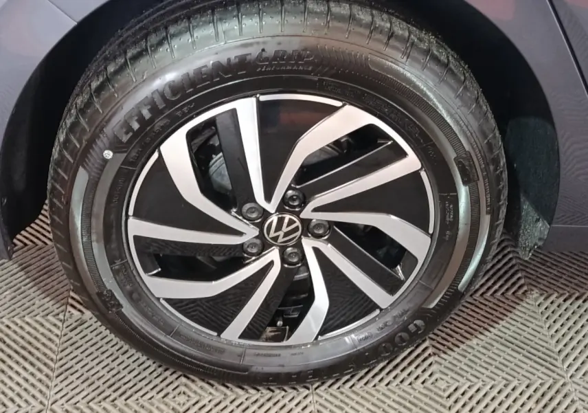 Gros plan sur la roue avant droite gris foncé d'une Volkswagen Polo 1.0 TSI 95 Life Plus avec jante alliage bicolore.
