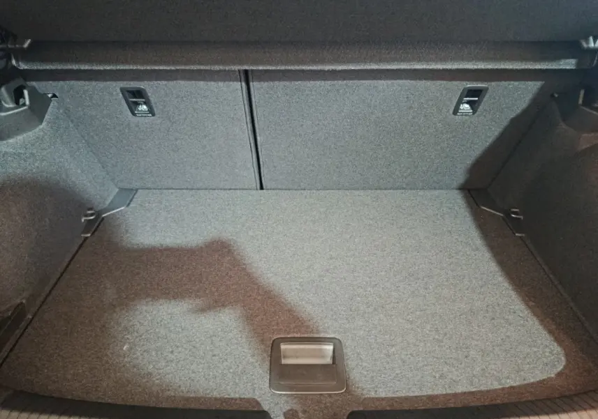 Coffre vide gris foncé de Volkswagen Polo 2025, vue intérieure arrière avec banquette rabattable 2/3-1/3.