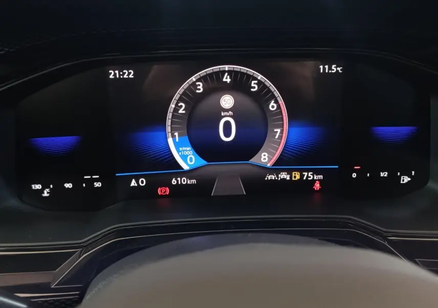 Affichage numérique du combiné d'instruments de la Volkswagen Polo 2025, vue frontale du tableau de bord.