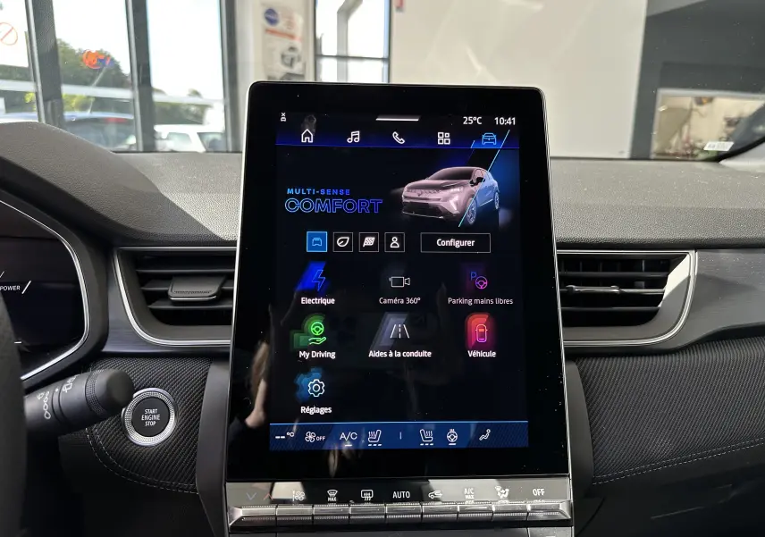 Écran tactile central affichant les réglages de conduite du Renault Symbioz gris Cassiopée, vue intérieure frontale.