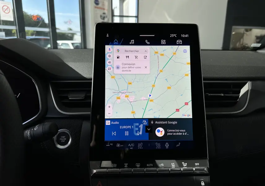 Écran tactile central affichant la navigation et commandes climatisation dans l'habitacle du Renault Symbioz gris Cassiopée.