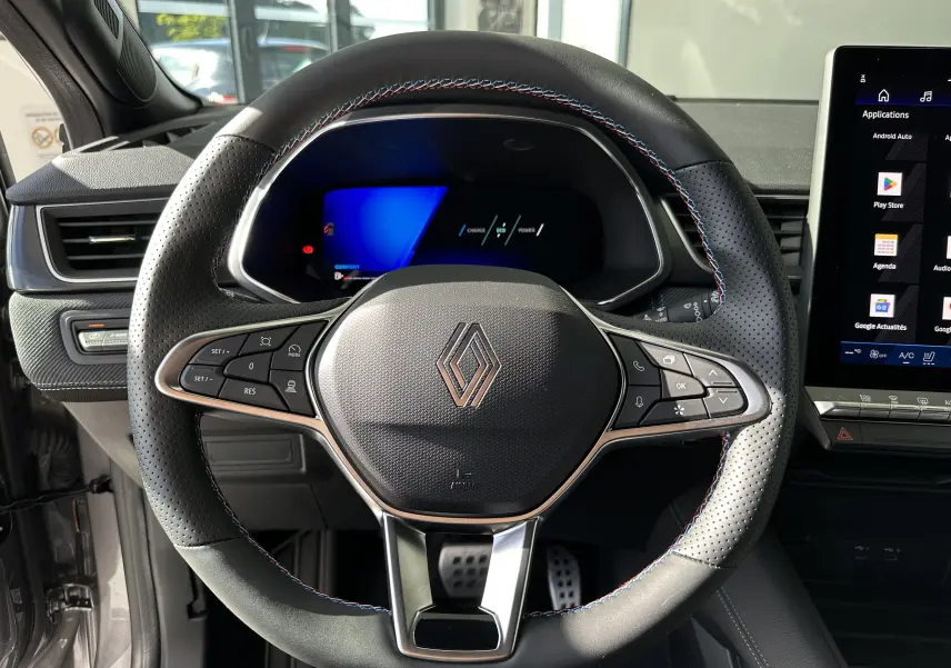 Vue rapprochée du volant en cuir noir avec surpiqûres tricolores du Renault Symbioz Esprit Alpine 2025.