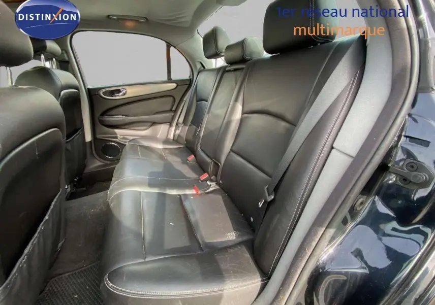 Vue intérieure côté droit montrant la banquette arrière en cuir noir d'une Jaguar XJ6 2.7 V6 Biturbo Executive 2006.