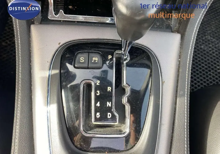 Gros plan sur la commande de boîte automatique noire de la Jaguar XJ6 2.7 V6 Biturbo Executive de 2006.