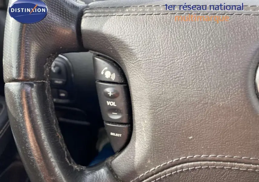 Gros plan sur le volant en cuir noir avec commandes audio intégrées de la Jaguar XJ6 2.7 V6 Biturbo Executive 2006.